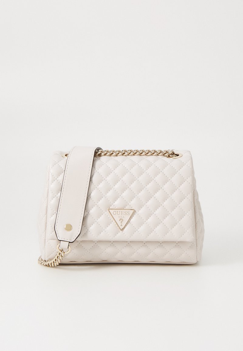 Borsa a tracolla imbottita di colore crema, realizzata in materiale sintetico con una tracolla in catena dorata e placca con logo. Presenta una texture liscia e una forma rettangolare.