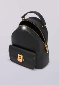 Czarna skórzana plecak z zaokrąglonym dnem, z przednią kieszenią z złotym zapięciem oraz złotymi suwakami wzdłuż otwarcia.