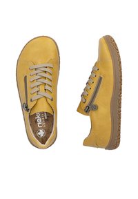 Chaussures décontractées en cuir jaune avec lacets beige et fermetures éclair latérales, dotées de semelles en caoutchouc brun texturées et de semelles intérieures de marque.