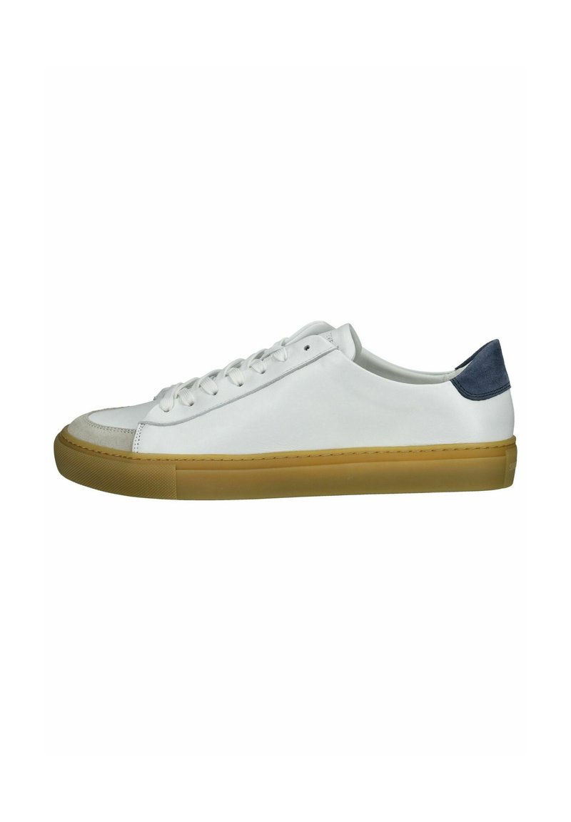 Sneaker bianco in pelle con suola in gomma marrone chiaro, dotato di una punta testurizzata, lacci piatti e un accento in suede blu nel tallone.