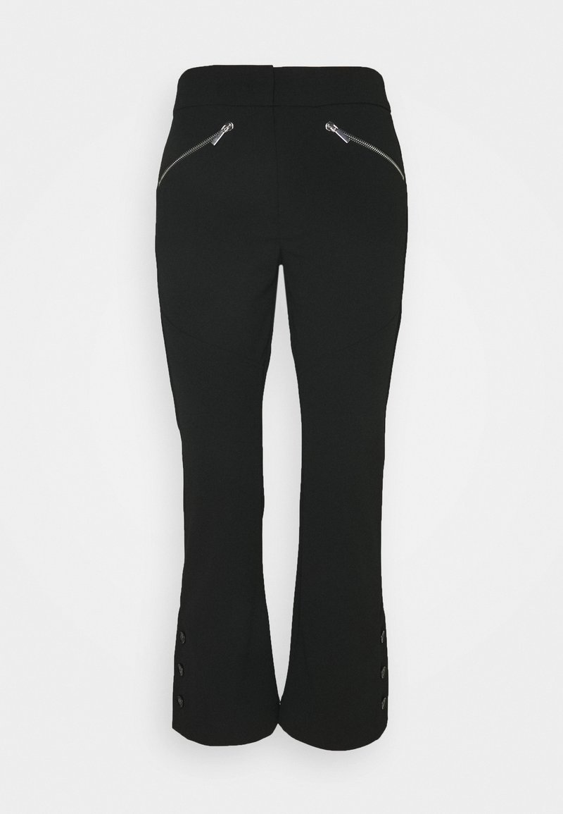 Svarta byxor med figursydd midja, böjda sömdetaljer och fickor med dragkedja. Utrustade med utsvängd ben-design och knapprar vid fållen. Slät tyg.