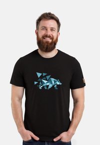 Zwart T-shirt met korte mouwen, voorzien van een geometrisch ontwerp van een lichtblauwe beer met driehoekige vormen. De stof lijkt van katoen of een katoenmix te zijn.