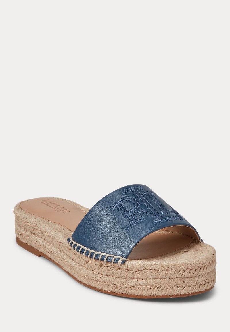 Sandale à enfiler en cuir bleu avec semelle plateforme épaisse en jute tressée et grandes initiales embossées sur la bride supérieure.