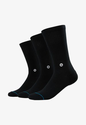 Drei Paar schwarze Crew-Socken mit geripptem Design, die an der Zehe einen blauen Akzent und ein kleines weißes Logo an der Seite haben.