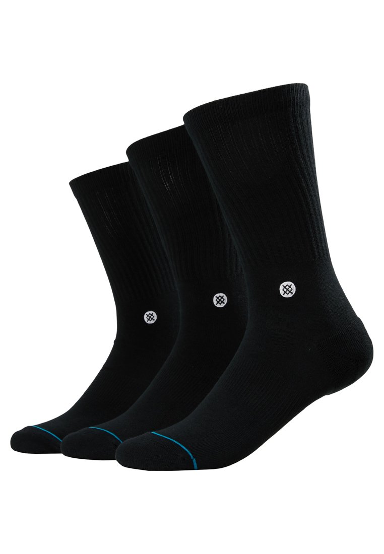Drie paar zwarte crew-sokken met ribbeltextuur, voorzien van een blauwe accentering bij de teen en een klein wit logo aan de zijkant.
