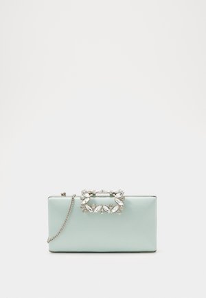 Rechthoekige lichtblauwe clutch met zilveren ketting en een decoratieve rechthoekige handgreep bezet met kristallen, op een witte achtergrond.