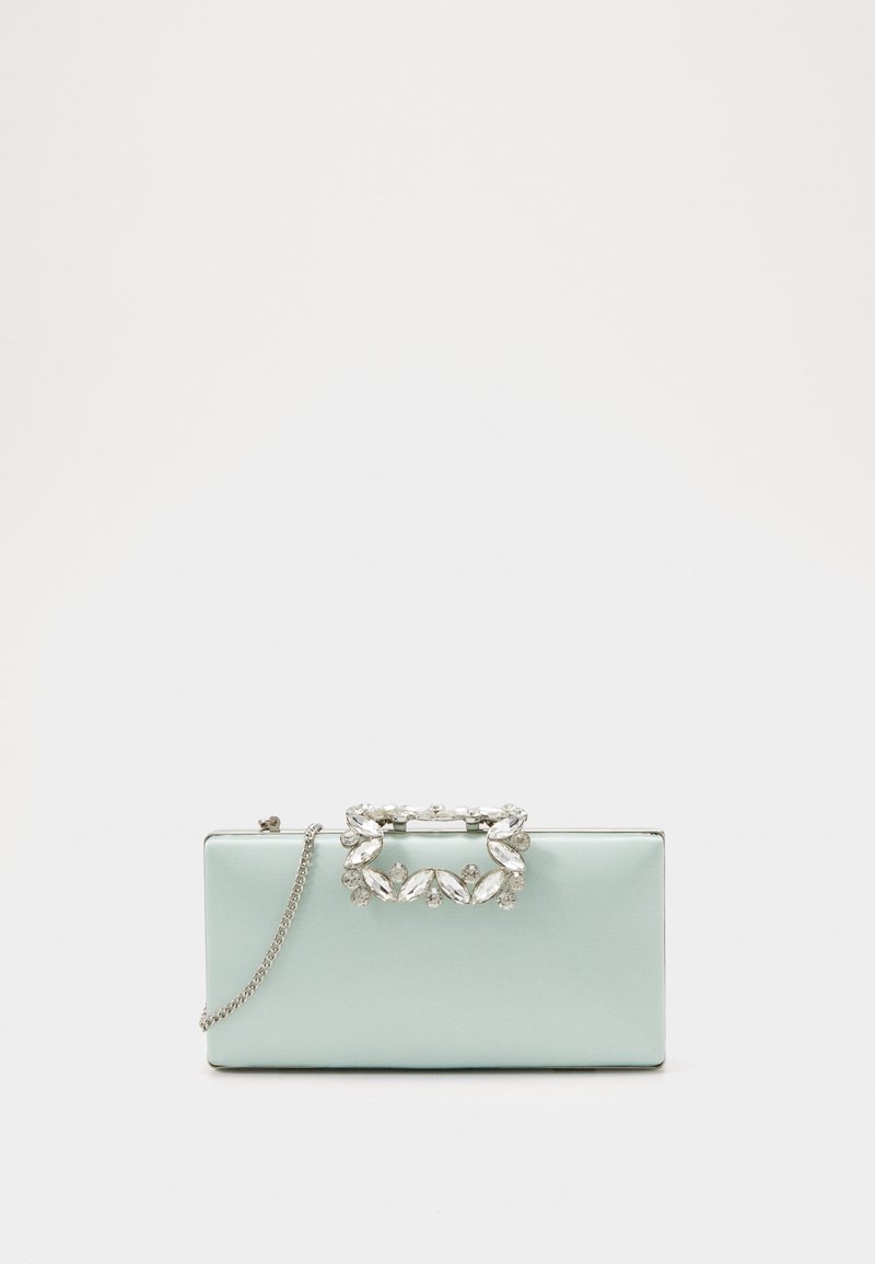 Rechteckige hellblaue Clutch mit silberner Kette und einem verzierten, mit Kristallen besetzten rechteckigen Griff auf weißem Hintergrund.