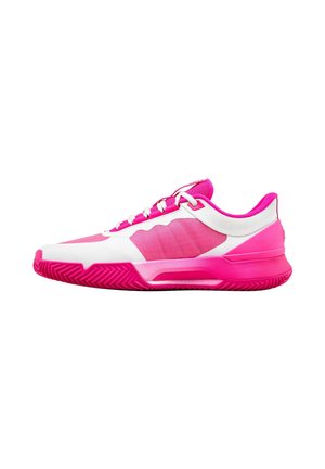 Baskets basses de sport avec panneaux blancs et rose vif, lacets blancs et semelle rose texturée, vues de côté sur fond blanc.