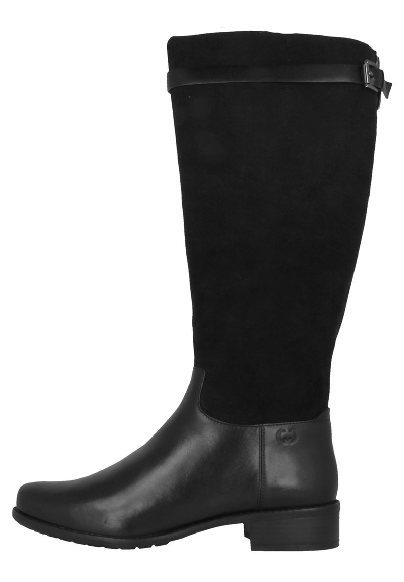 Botas negras hasta la rodilla con una combinación de cuero liso y ante suave, que presentan una correa decorativa negra con una hebilla plateada en la parte superior.
