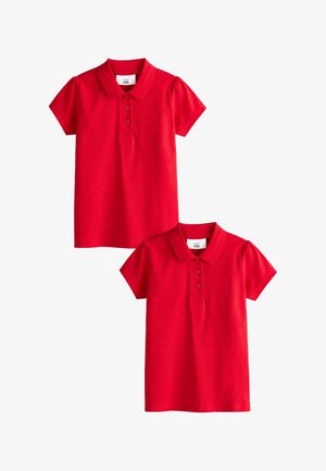Dwie czerwone dziecięce koszulki polo z krótkim rękawem, z trzema guzikami i kołnierzykiem, przedstawione na białym tle.
