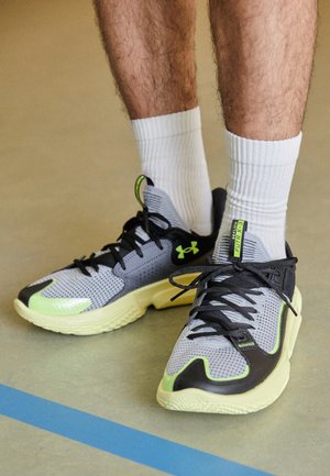 FLOW FUTR X 3 UNISEX - Basketball shoes - black/sonic yellow/castlerock