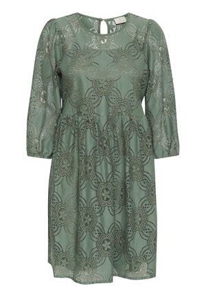 Zelena čipkasta haljina s cvjetnim uzorkom, okruglim izrezom, rukavima do lakta i sakupljenim strukom. Otvor na leđima s detaljem tipke.