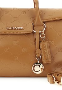 Hnědá texturovaná syntetická kabelka s raženým logem, zlatými kovovými doplňky, odnímatelným popruhem a přívěskem s kruhovým motivem.