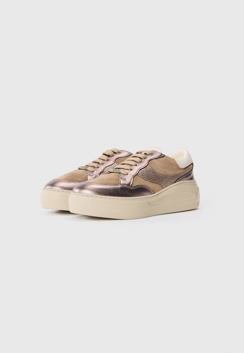 Zapatillas de plataforma que presentan una mezcla de ante y cuero en tonos marrón claro y metálico rosa dorado, con suelas de goma beige y cordones redondos.