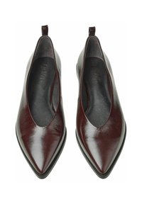 Ballerines en cuir bordeaux avec une forme de pointe, un talon bas et une texture lisse. Dotées d'une languette à l'arrière et d'un design minimaliste.