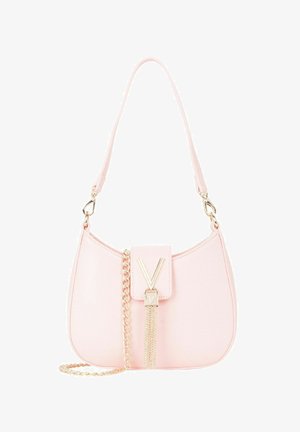 Sac à main synthétique rose à forme incurvée, bandoulière chaîne dorée amovible, fermoir avec détail en V et surface texturée avec finition lisse.