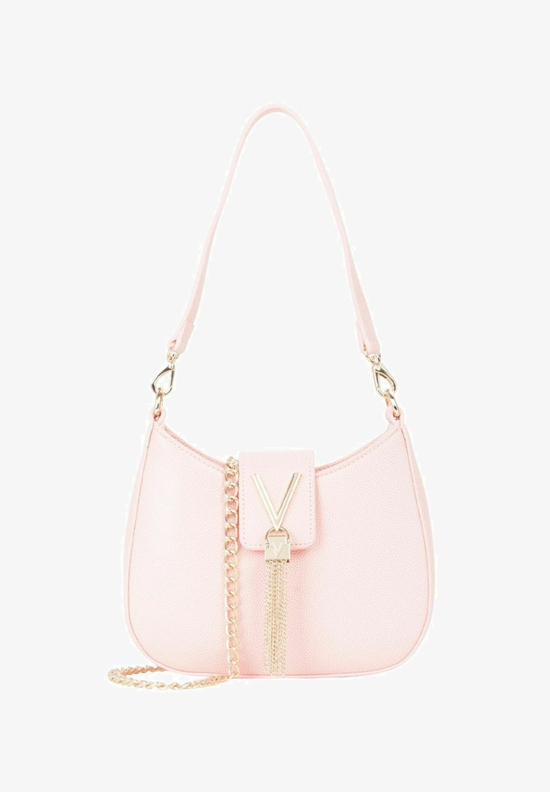 Bolso sintético rosa con forma curva, correa desmontable de cadena dorada, cierre con detalle en V y superficie texturizada con acabado liso.