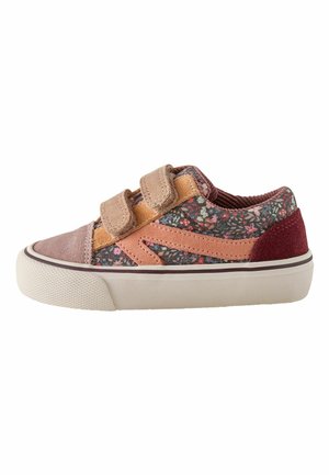 Kindersneaker mit floralem Stoff, rosa und burgunderfarbenen Veloursakzenten, beigen doppelten Klettverschlüssen und weißer Gummisohle.