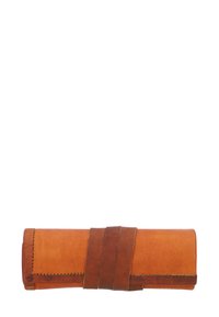 Skórzany portfel zwijany w jasnobrązowym kolorze z kontrastującym ciemnobrązowym paskiem, gładka tekstura i ręcznie szyte detale. Wyświetlona zamknięta pozycja.
