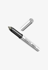 Freestyle regenboog oogschaduwstick in zilver en zwarte verpakking met een spitse groene punt; de dop is cilindrisch en metallic.