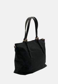 Borsa a tracolla nera realizzata in materiale resistente, con due lunghi manici piatti e dettagli in hardware color oro. Texture liscia con una forma strutturata.