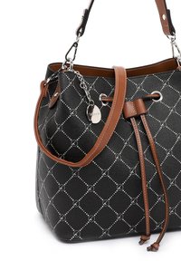 Borsa a spalla in pelle nera con bordi marroni, motivo a rombi cucito in bianco, chiusura con cordoncino e charm del marchio in argento su catena.