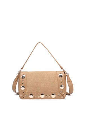 Beige rechteckige Handtasche mit goldenen runden Nieten an den Rändern, mit einem oberen Griff und einem verstellbaren Schulterriemen.