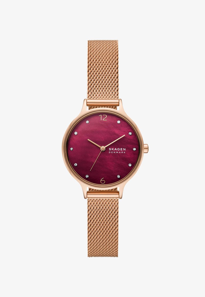 Armbanduhr mit roségoldenem Mesh-Armband, rundem bordeauxfarbenem Zifferblatt, goldenen Zeigern, Kristall-Stundenmarkierungen und Skagen Denmark Markierung.