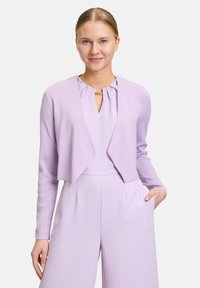 Lavendel verkürzter Cardigan aus weichem Strick mit offener Vorderseite und langen Ärmeln, kombiniert mit einem passenden Jumpsuit mit V-Ausschnitt und Rüschendetails.
