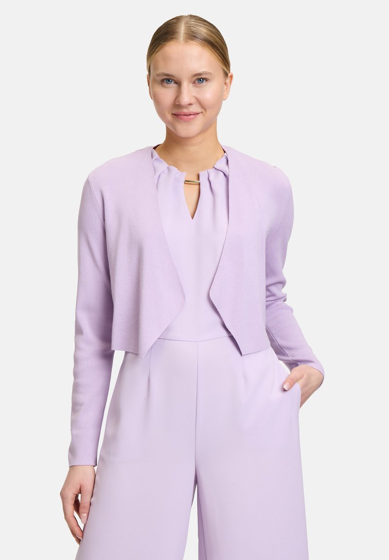 Lavendel verkürzter Cardigan aus weichem Strick mit offener Vorderseite und langen Ärmeln, kombiniert mit einem passenden Jumpsuit mit V-Ausschnitt und Rüschendetails.