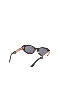Sorte cat-eye solbriller med mørke linser, udstyret med metalakcenter i guldtoner på stængerne. Glat plastikramme med en blank finish.