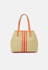 Sac fourre-tout en paille tissée avec un accent rayé orange, deux poignées orange et une bordure contrastée. Présente un logo sur le devant.