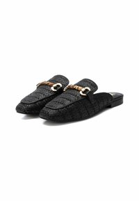 Mocasines negros de tejido con punta afilada, con un acento decorativo de cadena de oro y madera en el empeine y un tacón bajo.