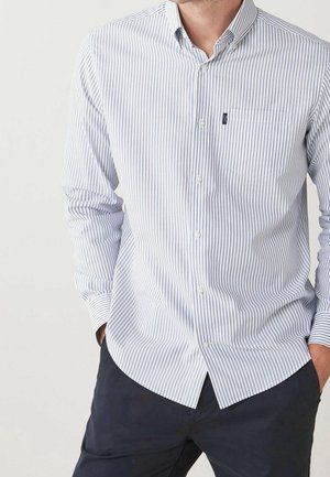 Chemise à rayures bleu clair et blanche, dotée d'une poche poitrine et d'un col pointu. Le tissu semble lisse et léger.