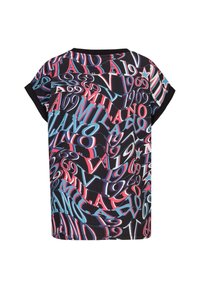 Zwarte t-shirt met korte mouwen, voorzien van een levendig, abstract patroon van cijfers en tekst in rood, blauw en wit. Zachte stof met een ontspannen pasvorm.