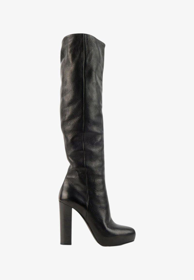 Botte noire en cuir montante jusqu'au genou avec talon haut épais et bout arrondi, vue de profil sur fond blanc.