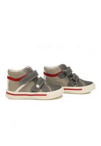 Grijze en beige hoge schoenen met dubbele klittenbandsluitingen, rode accenten, witte stiksels en een gestructureerde rubberen zool.