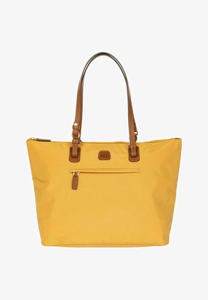 Gele tote tas met bruine leren handvatten, voorvak met rits en een gebrandmerkte leren patch, ontworpen voor dagelijks gebruik.