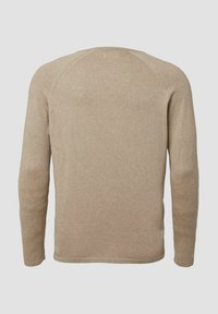 Beżowy sweter z długim rękawem wykonany z dzianiny, z okrągłym dekoltem i prążkowanym dołem, z rękawami typu raglan i gładką fakturą.