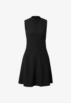 Czarna sukienka bez rękawów z kołnierzykiem zapinanym na guziki i dopasowaną talią, rozszerzająca się do długości do kolan.