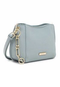 Bolso cruzado de cuero azul claro con una correa de cadena dorada y herrajes, con una textura suave y un diseño redondeado.