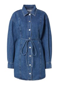 Jeanshemd jurk in mid-blauw met lange mouwen, knoopsluiting en een strikceintuur. Voorzien van contrasterende stiksels en een kraag.