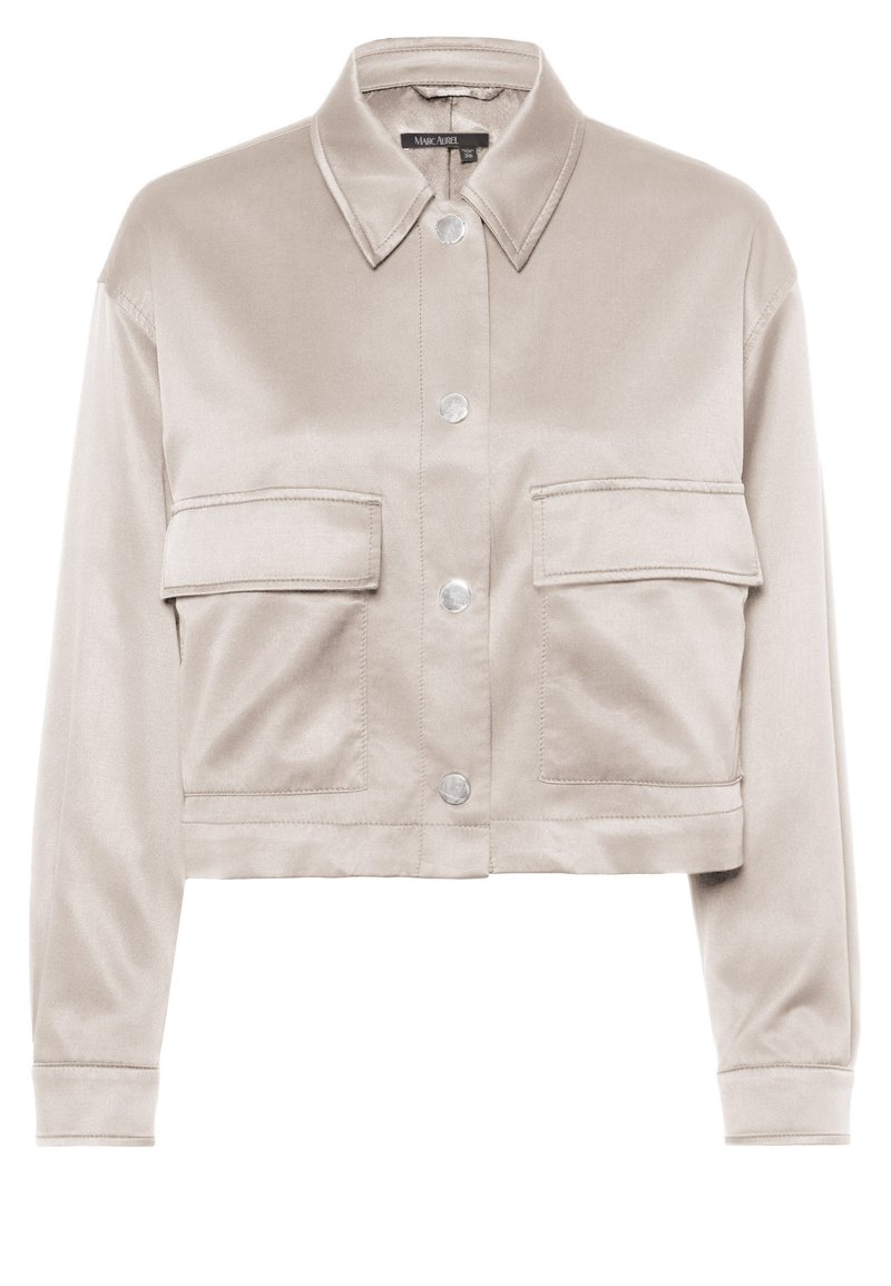 Helle beige, kurz geschnittene Jacke mit Kragen, zwei Vorderaschen und silbernen Druckknöpfen; aus glattem, strukturiertem Stoff gefertigt.