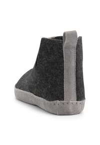 Grijze instap schoen van een zachte stof, stevige grijze suede accenten, ronde neus en een achterste trekband voor gemakkelijk aan- en uittrekken.