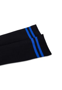 Sorte knælange sokker med to blå og sorte striber øverst. Glat tekstur, enkelt design og en tæt pasform.