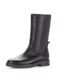 Bota de cuero negro hasta la rodilla con una textura suave, puntera redondeada, detalles de costura sutiles y un tacón bajo y robusto.