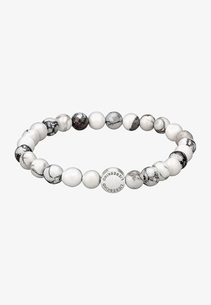 Perlenarmband mit runden, weiß und grau marmorierten Steinen, versehen mit einem Metallschmuckstück, das mit "LIEBESKIND" graviert ist. Flexibles Elastikdesign.