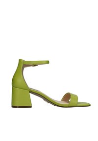 Sandal verde in pelle con tacco a blocco, cinturino alla caviglia e ampia fascia sulla punta. Texture liscia, design minimalista e sottopiede beige neutro.