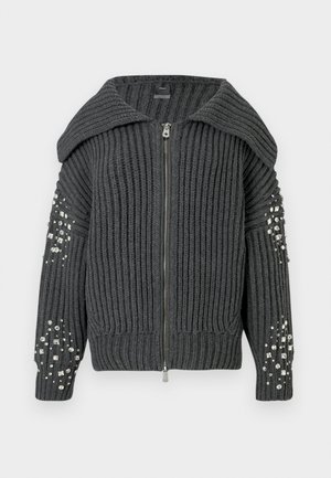 Gilet zippé en tricot côtelé gris foncé avec un large col et des embellissements en sequins argentés sur les manches.