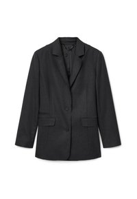 Blazer nero su misura con rever a scarico, due tasche anteriori a patta, chiusura a due bottoni e maniche lunghe su sfondo bianco.